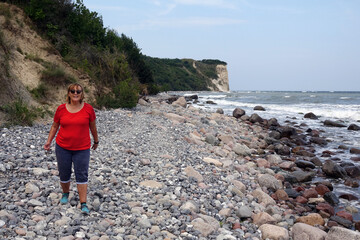 Frau an der Kreideküste am Kap Arkona aiuf Rügen