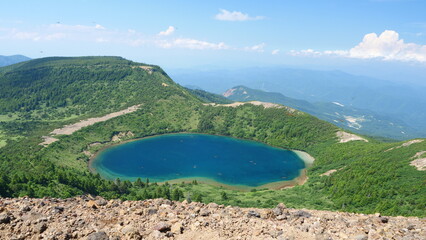 山頂の美しいブルーの池。