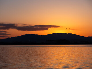 Fototapeta na wymiar 冬の琵琶湖　オレンジに輝くサンライズ