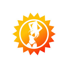 Traje de baño. Moda de verano. Icono plano con silueta de mujer con bikini en espacio negativo en sol en color amarillo