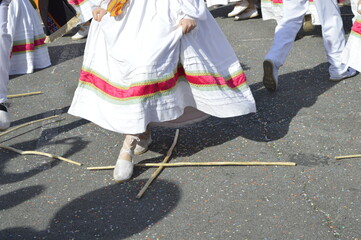 Danse basque traditionnelle avec des bâtons, au Pays Basque