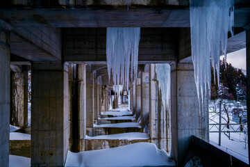 新幹線の高架下に出来た大きなつらら