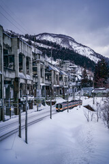 雪に強い上越線と新幹線のある雪国湯沢の冬の風景