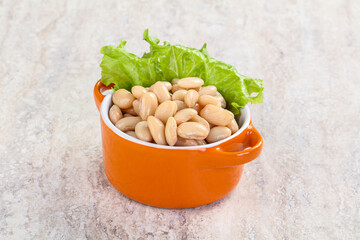 White canned beans for vegan suisine