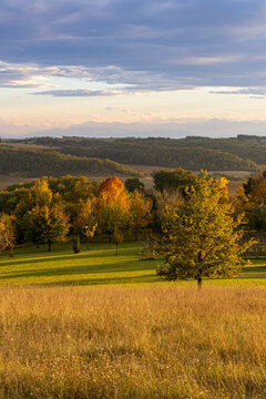 Paysage d'automne arbre aux couleurs automnales au coucher du soleil sur fond de chaine des Pyr&eacute;n&eacute;es