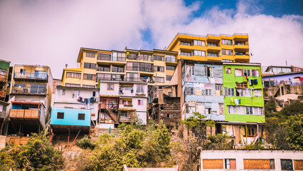 Bunte Häuser an einem Hang von Valparaiso