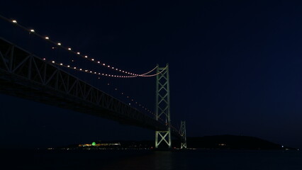 海に架かるライトアップした橋。
