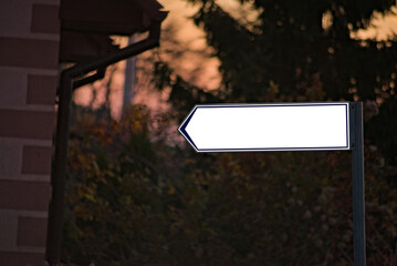 Znak , strzałka ( wektor) kierunkowa - drogowskaz . Miejsce na inskrypcję ( napis tekst) .  © Grzegorz