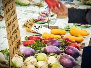 日本の朝市で売っていいる新鮮野菜