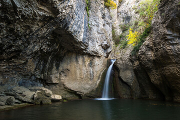 The Momin Skok waterfall near Emen in Bulgaria - autumn landscape - obrazy, fototapety, plakaty