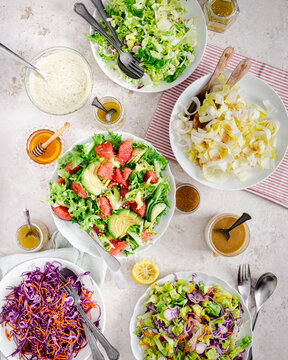 Table avec plusieurs salades saines, ambiance v&eacute;g&eacute;tale et lumineuse d'une journ&eacute;e ensoleill&eacute;e