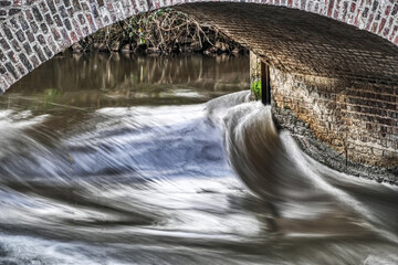 Brücke und Stromschnellen in einem Fluss