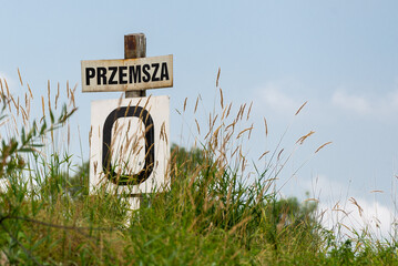 Znak informujący o dopływie Wisły, rzeka Przemsza. Polska lato. - obrazy, fototapety, plakaty