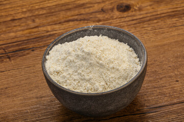 Fototapeta na wymiar Wheat flour heap in the bowl