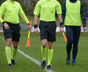 Fototapeta premium les arbitres sur le terrain de football