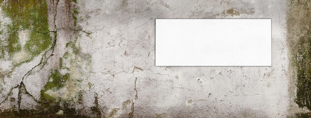 Obraz premium Postarzana, stara pionowa uliczna ściana z teksturą pęknięć oraz jasną ramką. Panorama.