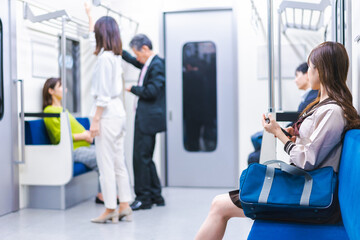 電車通学をする女子高生