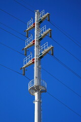 青空の中の送電塔