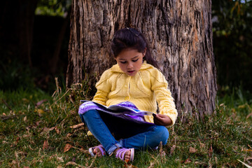 sabiduría,lee una niña durante el día me encanta leer,