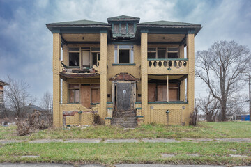 Abandoned house on empty street in urban Detroit - 484658823