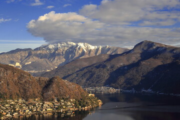 Panorama del Lago di Lugano con Morcote e Monte Generoso in inverno