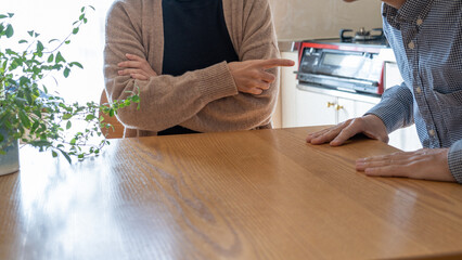 怒る女性・謝る男性｜夫婦喧嘩