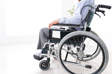 Obraz premium 車椅子に乗る高齢の男性