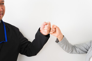 新しい生活様式の握手をするビジネスパーソン