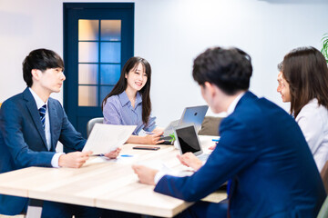 オフィスで会議をするビジネスパーソン