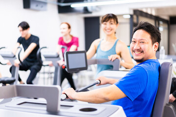 Obraz premium ジムでパーソナルトレーニングを受ける中年男性