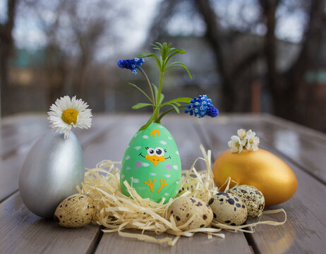 Souvenir egg with a cute painted chick is decorated with natural spring flowers. creative ideas for decor. happy easter holiday. Festive spring atmosphere. flower fantasy