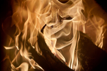 Lodernde Flammen eines Holzfeuers