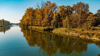 Obraz premium Beautiful autumn or indian summer view with reflections near Plattling, Isar, Bavaria, Germany
