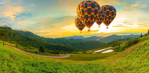 Poster Bergen en lucht met ballonnen, kleurrijke heteluchtballonnen die over de berg vliegen bij Dot Inthanon in Chiang Mai, Thailand © banjongseal324