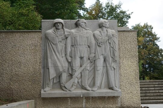 Denkmal des polnischen Soldaten und deutschen Antifaschisten, Relief mit Rotarmist, polnischem Soldaten und deutschem Widerstandsk&auml;mpfer, Volkspark Friedrichshain, Berlin, 22.09.2018