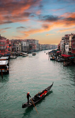 Hermosa vista del Canal Grande en Venecia sin embarcaciones con una única góndola navegando abajo en el centro. Un bellísimo y rojizo cielo de atardecer completa la imagen. © ricardo wetzler