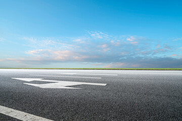 Fototapeta premium Asphalt road and outdoor natural scenery