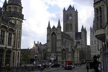 Iglesia de San Nicolás (holandés: Sint-Niklaaskerk) de la calle Sint-Michielshelling en Gante,...