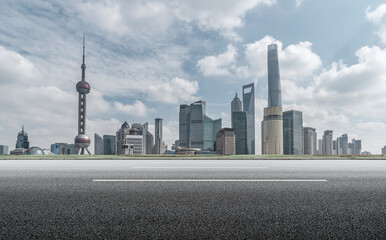 Obraz premium Freeway skyline and financial district modern buildings