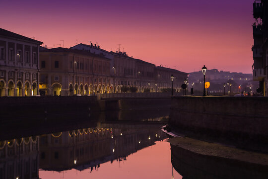 Città di Senigallia e fiume Misa. Città di Senigallia (Marche, Italia) al tramonto.