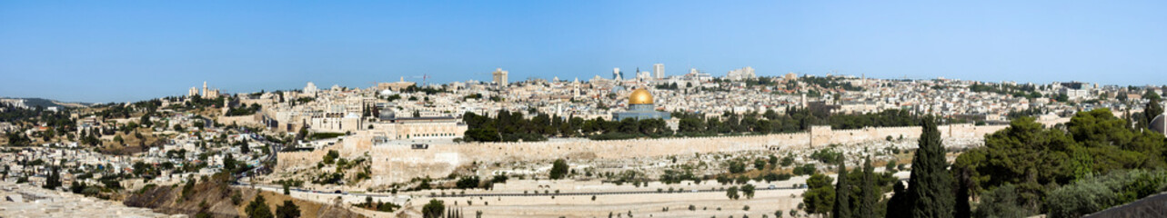 Fototapeta na wymiar jerusalem city skyline with blue sky and the old city