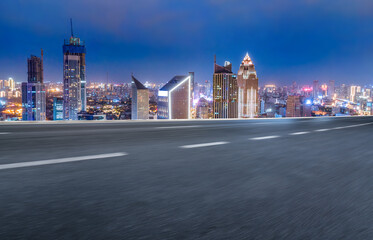 Obraz premium Freeway skyline and financial district modern buildings