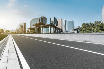 Obraz premium Freeway skyline and financial district modern buildings