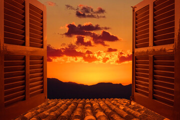 Geöffnete Fensterläden im Sonnenuntergang, Urlaub am Meer