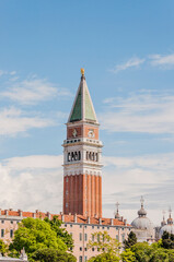 Fototapeta premium Venedig, San Marco, Markusdom, Markusplatz, Dogenpalast, Lagune, Insel, Altstadt, Gondel, Kanäle, Touristen, Schifffahrt, Sommer, Italien
