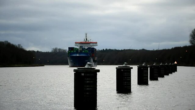 Frachtschiff im Nord-Ostsee-Kanal 