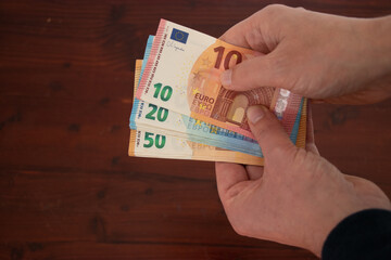 Contare banconote di euro