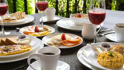 desayuno tipico colombiano en un hotel del centro histórico de cartagena, hueves, jugo de fruta...