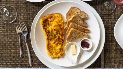 desayuno tipico colombiano en un hotel del centro histórico de cartagena, hueves, jugo de fruta natural, tostadas, cereal con leche, fruta picada, huevos fritos, huevos revueltos, café colombiano.