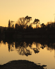 Riflesso sul lago, tramonto invernale, località Bagnolo, Prato, Toscana, Italia